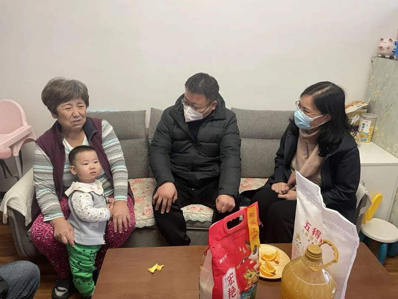 董事長參加“人大代表、政協(xié)委員走進社區(qū)，開展居民議事協(xié)商”活動.jpg